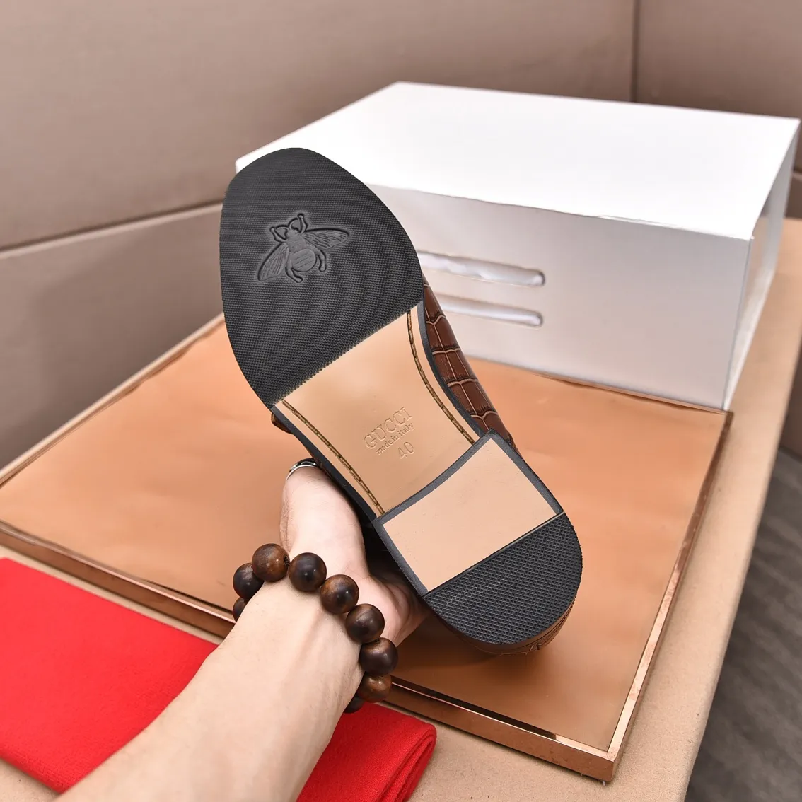 Men's shoes 💰560 (high-end, all cowhide) GUCCI high-end formal leather shoes, original imported fabrics from Italy, cowhide lining, original hardware. I believe you will be struck by it from the first moment you see it. The avant-garde atmosphere can no longer fully interpret its elegance. AAA grade rubber outsole, super comfortable. Original counter last, ensuring its original version and quality. The simple upper ensures its comfort and breathability. A pair of truly good shoes has its own unique soul, famous quality, regular size 38-44 (45 46 customized)